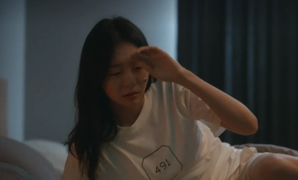 "ママの家がプールになったよ" Netflix 映画 大洪水 結末解釈 & あらすじ レビュー 491番が刻まれたTシャツで491回目の繰り返し実験を示唆